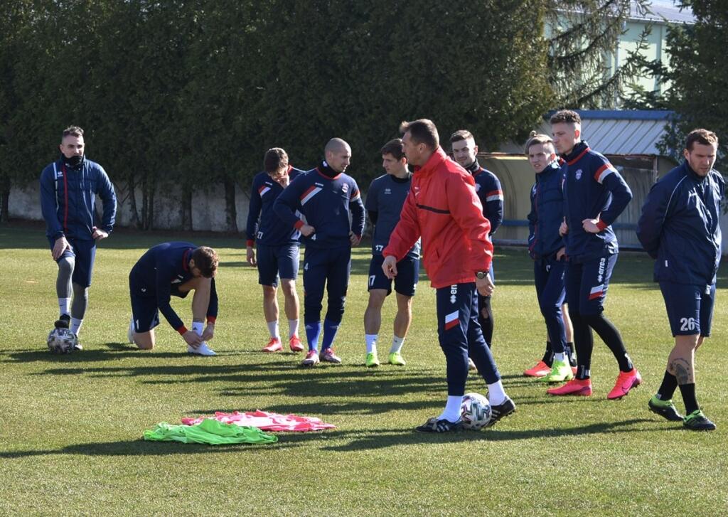 Futbalové kluby už majú od vlády povolenie opäť zarezávať naplno.