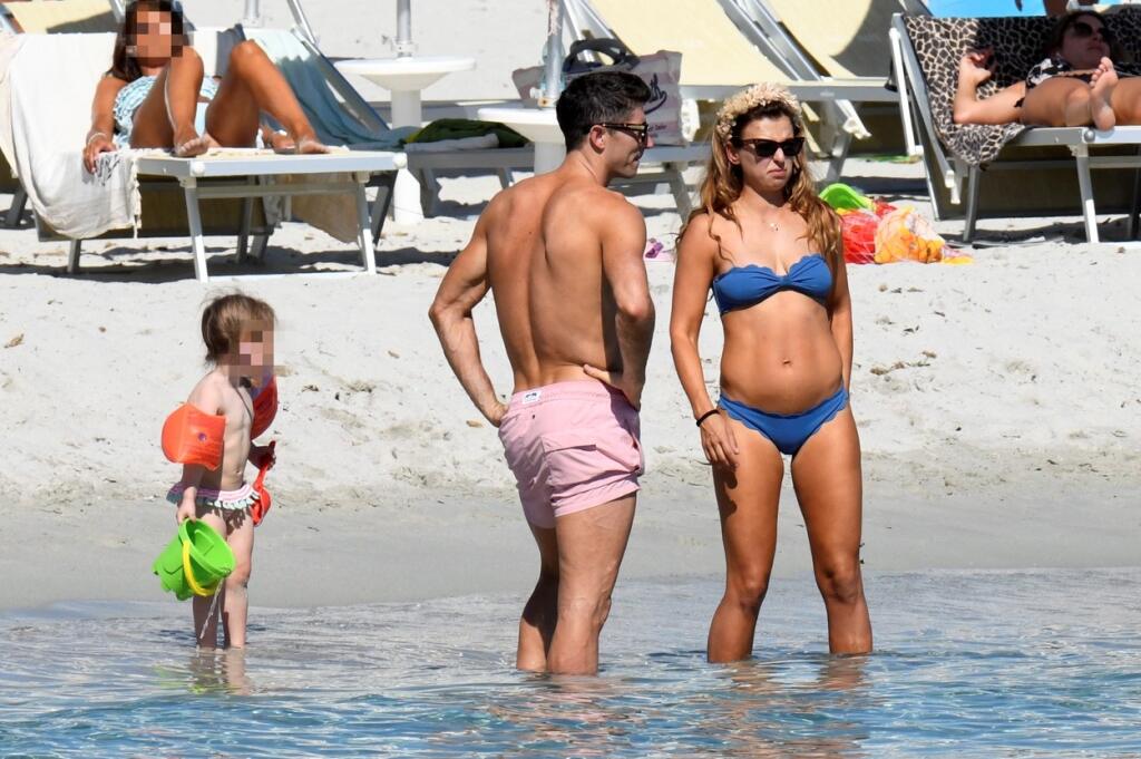 Lewandowski s manželkou Annou sú vďačným objektom pre paparazzi fotografov. Keď sa objavia na pláži a užívajú si dovolenku, novinári na nich striehnu.