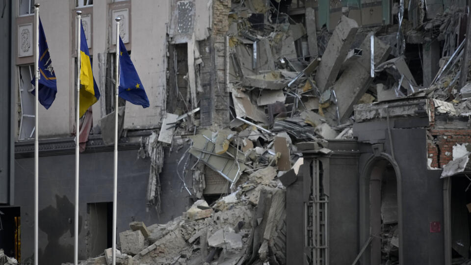 WA 50 Kyjev - Na snímke hotel, ktorý zničil ruský raketový útok v Kyjeve v sobotu 31. decembra 2022. Krátko pred novoročnými oslavami Rusko v sobotu znova zaútočilo na Ukrajinu desiatkami rakiet i dronmi. Nálety hlásili vo viacerých oblastiach vrátane metropoly Kyjev, kde zabili najmenej jedného človeka. FOTO TASR/AP
A damaged hotel at the scene of Russian shelling in Kyiv, Ukraine, Saturday, Dec. 31, 2022. (AP Photo/Efrem Lukatsky)