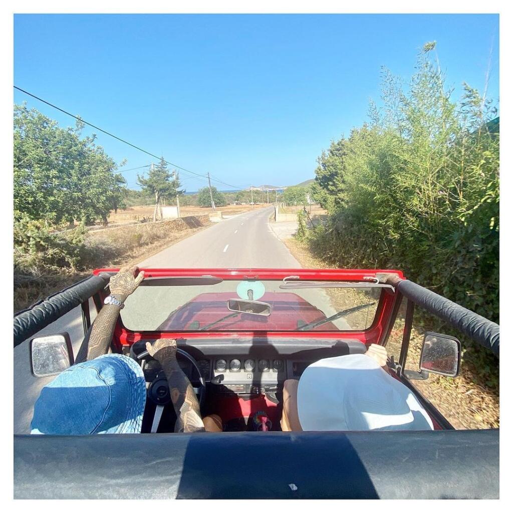Dvojica sa presúva po ostrove autom.