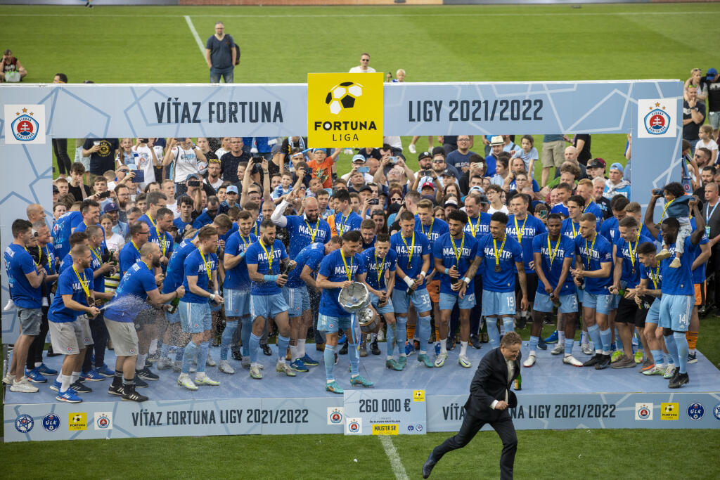 Na snímke futbalisti Slovana Bratislava , ktorý oslavujú zisk 4. titulu Fortuna ligy za sebou.