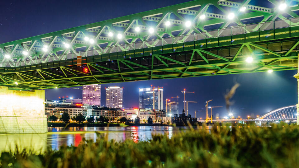Bratislava, stary most, nocne mesto, downtown