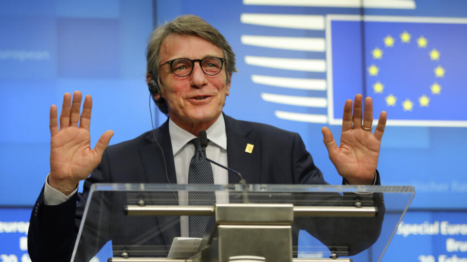 JB 46 Brusel - Predseda Európskeho parlamentu David Sassoli počas tlačovej konferencie po rokovaní za okrúhlym stolom na mimoriadnom rozpočtovom summite EÚ v sídle Európskej rady v Bruseli 20. februára 2020. Lídri členských krajín Európskej únie rokujú na mimoriadnom summite o viacročnom finančnom rámci na roky 2021 - 2027. FOTO TASR/AP
European Parliament President David Sassoli speaks during a media conference at an EU summit in Brussels, Thursday, Feb. 20, 2020. After almost two years of spa