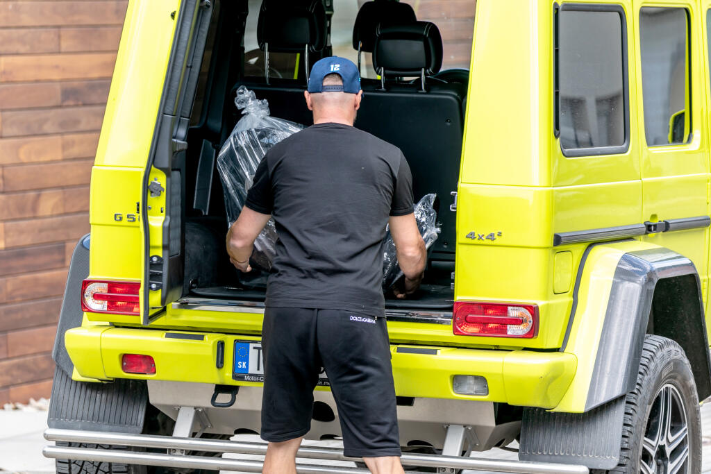 Cena takéhoto auta sa začína na niekde na 230-tisícoch eur, ale s dodatočnými úpravami to môže byť aj 400-tisíc! Gáborík si zvolil aj zaujímavú farbu, keď si objednal výraznú, až krikľavú žltú.