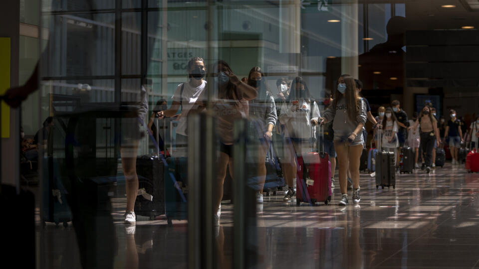 EBE 32 Barcelona - Na snímke turisti po prílete na letisku v španielskej Barcelone v pondelok 7. júna 2021. Španielsko spustilo v pondelok letnú turistickú sezónu a privítalo úplne zaočkovaných návštevníkov z väčšiny krajín, ako aj európskych návštevníkov, ktorí môžu preukázať, že nie sú infikovaní koronavírusom. Krajina tiež znovu otvorila prístavy pre výletné lode. FOTO TASR/AP
People arrive at Barcelona airport, Spain, Monday, June 7, 2021. Spain is trying to ramp up its tourism industry by