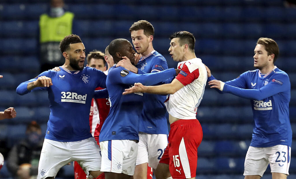 EBE 25 Glasgow - Na snímke uprostred fínsky stredopoliar Rangers Glen Kamara, napravo český obranca Slavie Ondřej Kúdela v hádke v odvete osemfinále Európskej ligy Glasgow Rangers - Slavia Praha v Glasgowe vo štvrtok 18. marca 2021. Domáci klub obvinil slavistu Ondřeja Kúdelu z rasizmu a v útrobách štadióna hráča českého majstra fyzicky napadol Glen Kamara. Hostia museli opustiť štadión s policajným sprievodom.