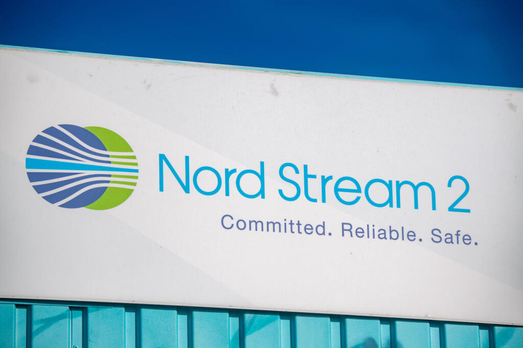 PK 24 archív Lubmin - Na archívnej snímke z 22. februára 2022 reklamný nosič spoločnosti Nord Stream 2 AG visí v priemyselnom parku v nemeckom meste Lubmin. Nord Stream 2 AG, ktorá postavila plynovod Severný prúd 2, uvažuje nad podaním žiadosti o insolvenciu. FOTO TASR/AP

ARCHIV - 22.02.2022, Mecklenburg-Vorpommern, Lubmin: Ein Schild mit der Aufschrift «Nord Stream 2 Committed. Reliable. Safe.» hängt im Gewerbegebiet Lubmin an einem Container von einem Infopunkt zur Gas-Pipeline Nord Stream 2.