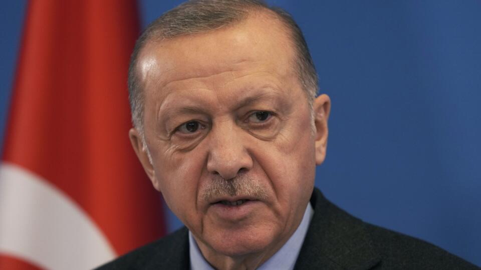 PK 41 Brusel - Turecký prezident Recep Tayyip Erdogan sa prihovára počas tlačovej konferencie po summite Severoatlantickej aliancie NATO v sídle NATO v Bruseli vo štvrtok 24. marca 2022. Erdogan uviedol, že Kyjev a Moskva našli v mierových rokovaniach zhodu v technických záležitostiach, avšak nezhodnú sa v územných otázkach, medzi ktoré patrí aj Krym. FOTO TASR/AP
Turkish President Recep Tayyip Erdogan speaks during a media conference after an extraordinary NATO summit at NATO headquarters in B