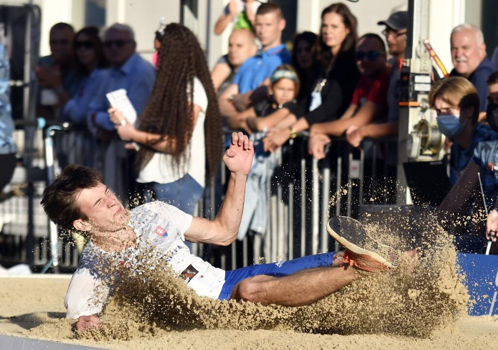 Na snímke slovenský atlét Adam Hriň v skoku do diaľky na mítingu JBL Jump Fest 2021 v Košciach 9. septembra 2021. FOTO TASR - Roman Hanc