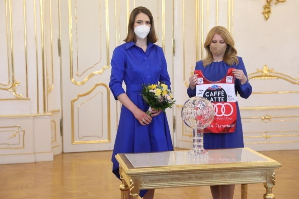Lyžiarka Petra Vlhová a ej tím na prijatí u prezidentky SR Zuzany Čaputovej.