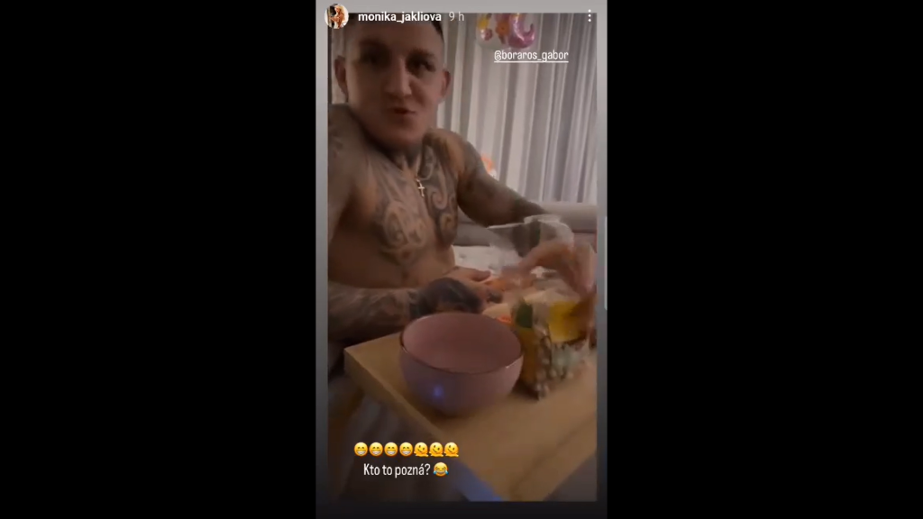 Samozrejme, všetko to bolo v rámci srandy, no zápasník to nevedel vydržať a zahrnul ju strašnými pohľadmi.