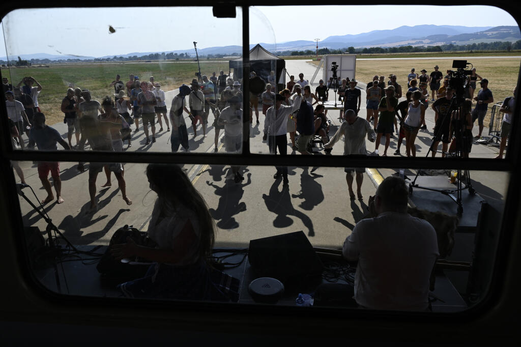 Návštevníci tancujú počas otváracieho dňa série piatich festivalov so spoločným názvom Pohoda on the Ground, 7. júla 2021 na letisku v Trenčíne. FOTO TASR - Radovan Stoklasa