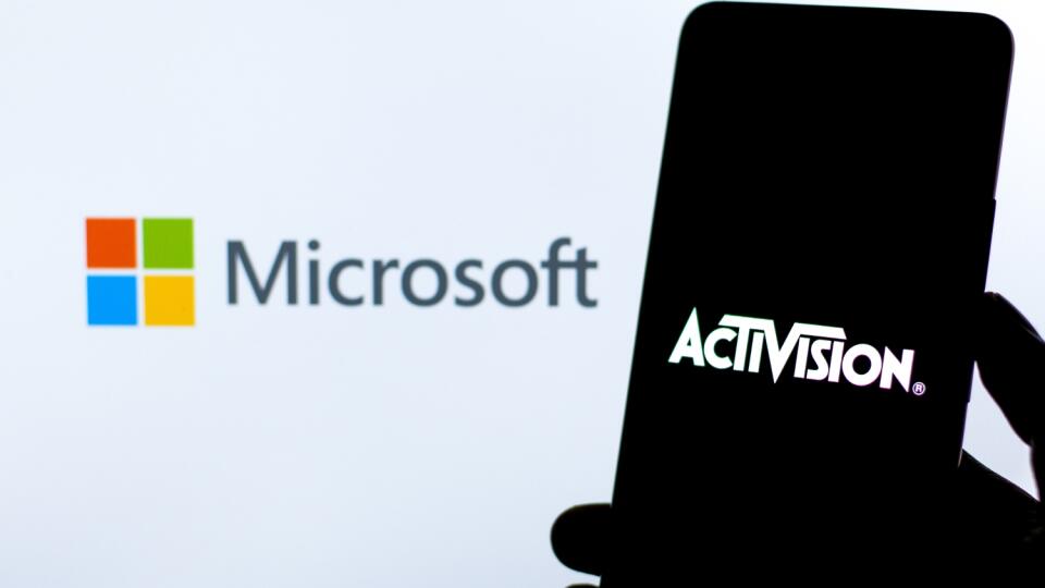 Logo spoločnosti Microsoft a Blizzard na obrázku obrazovky telefónu a notebooku.