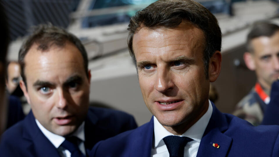 JB 5 Villepinte - Francúzsky prezident Emmanuel Macron (vpravo) a francúzsky minister obrany Sebastien Lecornu počas ich návštevy obranného a bezpečnostného veľtrhu Eurosatory land v meste Villepinte, severne od Paríža 13. júna 2022. FOTO TASR/AP
French President Emmanuel Macron, right, and French Defense Minister Sebastien Lecornu visit the Eurosatory land and airland defense and security trade fair, at the Paris-Nord Villepinte Exhibition Centre in Villepinte, north of Paris, Monday, June 13,