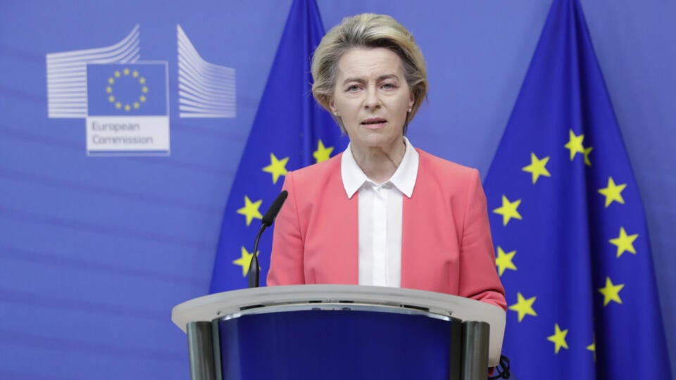 JB 42 Brusel - Predsedníčka Európskej komisie Ursula von der Leyenová počas vyhlásenia v sídle EÚ v Bruseli 13. decembra 2020. Británia a Európska únia budú pokračovať v rokovaniach o obchodnej dohode. V nedeľu to oznámila predsedníčka Európskej komisie (EK) Ursula von der Leyenová po telefonáte s britským premiérom Borisom Johnsonom. Spresnila, že rokovacie tímy z oboch strán viedli v posledných dňoch intenzívne rozhovory. V nedeľu sa obe strany dohodli na pokračovaní rokovaní, ktoré majú uprav