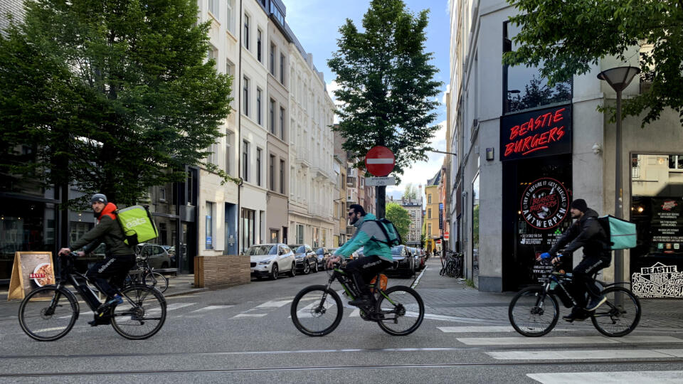 WA 35 Antverpy - Traja kuriéri na bicykli donášajú jedlo počas obmedzenia pohybu v súvislosti s pandémiou koronavírusu SARS-CoV-2, ktorý spôsobuje ochorenie COVID-19 v belgickom meste Antverpy vo štvrtok 30. apríla 2020. FOTO TASR/AP
Three bicycle couriers deliver meal of the coronavirus, COVID-19, in Antwerp, Belgium, Thursday, April 30, 2020. (AP Photo/Virginia Mayo)