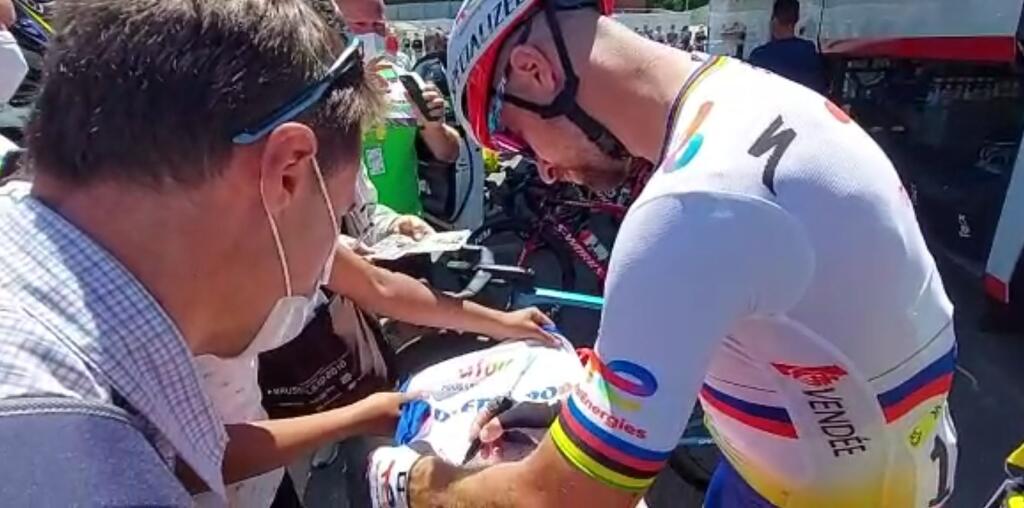 Sagan sa aj niekoľko minút pred štartom venoval fanúšikom, rozdával podpisy a fotil sa. Nechýbalo však veľa a takmer si kvôli tomu mohol zarobiť na poriadny problém, keďže štart etapy stihol len tak-tak.