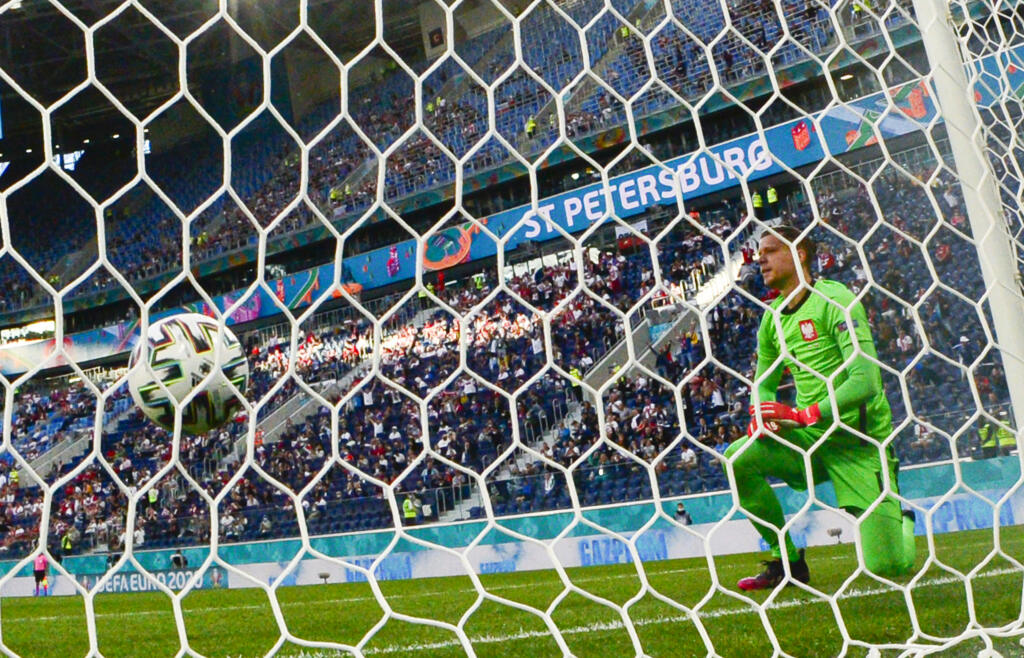 Na snímke prekonaný brankár Poľska Wojciech Szczesny v zápase E-skupiny na majstrovstvách Európy vo futbale Poľsko - Slovensko 14. júna 2021 v ruskom Petrohrade. FOTO TASR - Martin Baumann