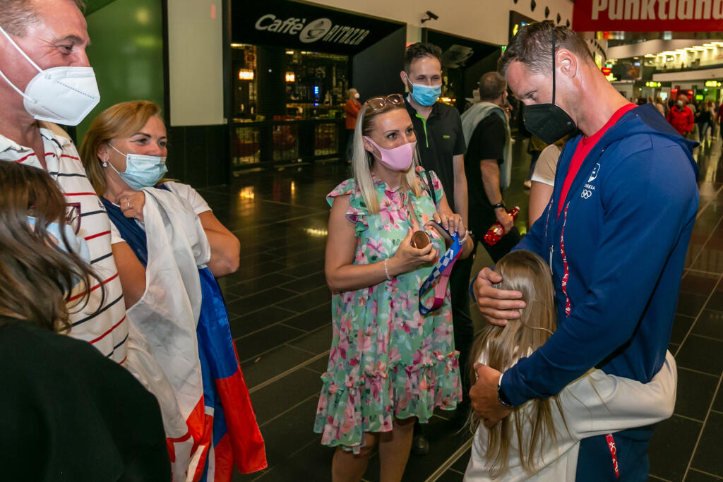 Takto vyzeral príchod bronzového štvorkajaku z olympiády v Tokiu.