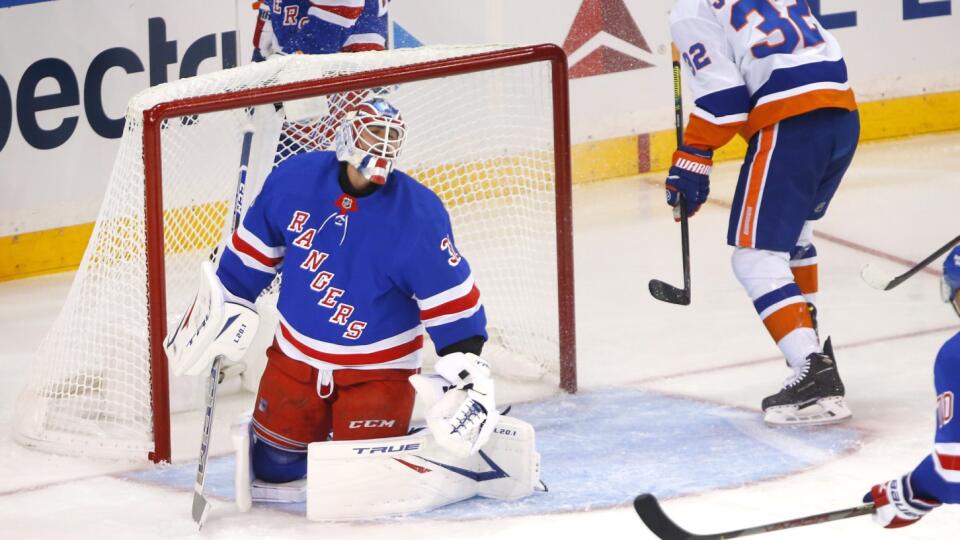 EBE 5 New York - Na snímke vľavo slovenský brankár Rangers Adam Húska inkasuje gól, vpravo jeho autor a hráč Islanders Ross Johnston v prípravnom zápase pred štartom nového ročníka NHL New York Rangers - New York Islanders (0:4 ) v noci na 27. septembra 2021. FOTO TASR/AP
New York Rangers goaltender Adam Huska (32) reacts as New York Islanders Ross Johnston (32), right, celebrates after scoring a goal against him during the third period of a preseason NHL hockey game, Sunday, Sept. 26, 2021,