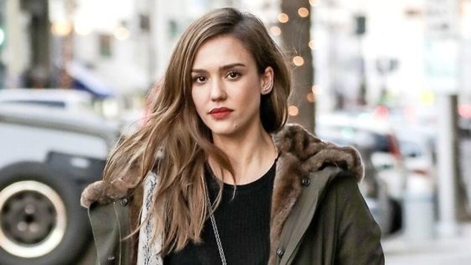 Jessica Alba (37) vyzerá ako mladá študentka na ceste do školy. 