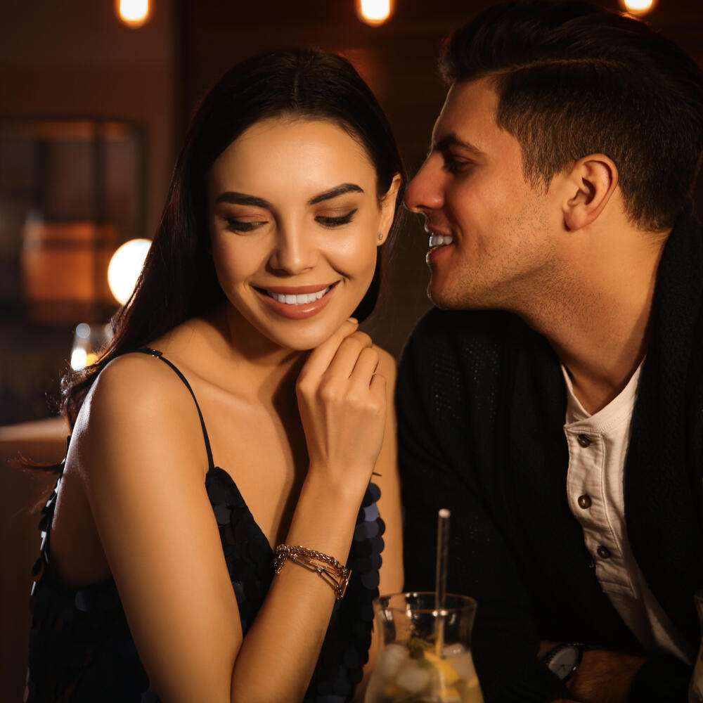 Man,And,Woman,Flirting,With,Each,Other,In,Bar