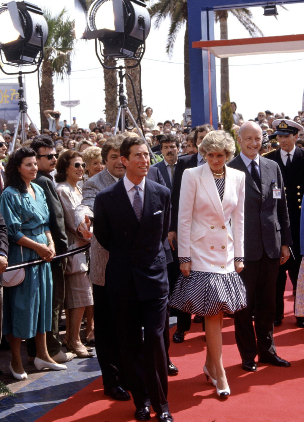 V roku 1987 zavítala do Cannes na filmový festival aj princezná Diana († 36), ktorá by nedávno oslávila svoje 60. narodeniny. Pred tým, než si dala Diana svoje krásne šaty na slávnostnú večeru, pricestovala na festival v bielom sáčku a modrej, vzorovanej sukni, taktiež z kolekcie Catherine Walker.
