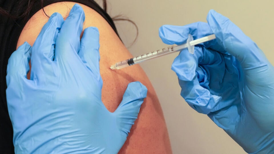 KK25 Paríž - Žena dostáva vakcínu proti ochoreniu Covid-19 od konkorzia Pfizer/BionTech vo vakcinačnom centre 13. júla 2021 v Paríži. Rekordný počet Francúzov si dohodol termín na očkovanie proti ochoreniu COVID-19 po tom, čo prezident Emmanuel Macron ohlásil sprísnenie opatrení pre nezaočkovaných vrátane povinného testovania pred vstupom do reštaurácií. FOTO TASR/AP
A woman receives a Pfizer COVID-19 vaccine by a member of the Civil Protection service at a shopping mall in Paris, Tuesday, July