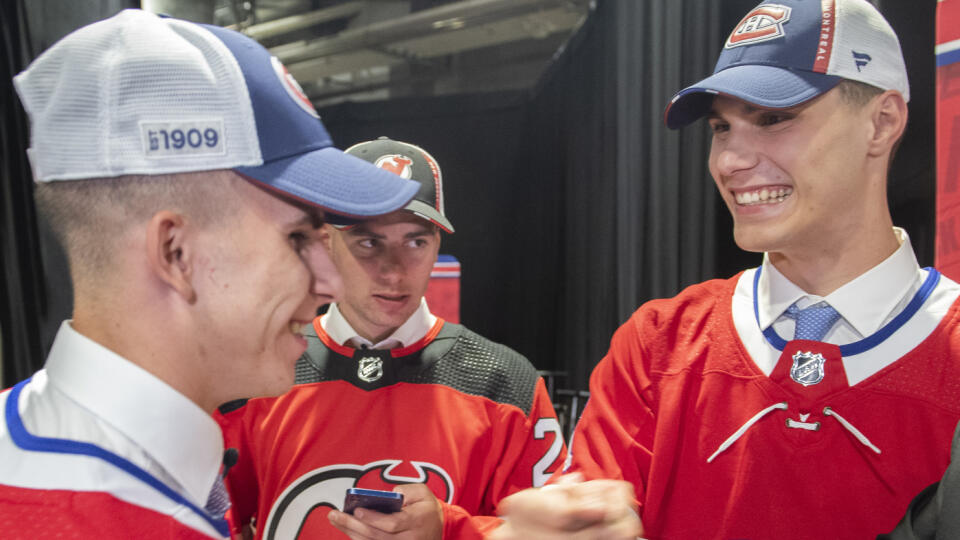 PK 51 Montreal - Na snímke slovenskí hokejisti sprava Juraj Slafkovský (Montreal Canadiens), Šimon Nemec (New Jersey Devils) a Filip Mešár (Montreal Canadiens) sa tešia počas prvého kola draftu zámorskej hokejovej NHL v Montreale 7. júla 2022. Kluby zámorskej NHL si v tohtoročnom drafte vybrali celkovo šiestich slovenských hokejistov. Je to najvyšší počet od roku 2005, keď prešlo vstupným draftom sedem hráčov spod Tatier. Národný draftový rekord pochádza z roku 2000, keď zazneli mená až 16 slove