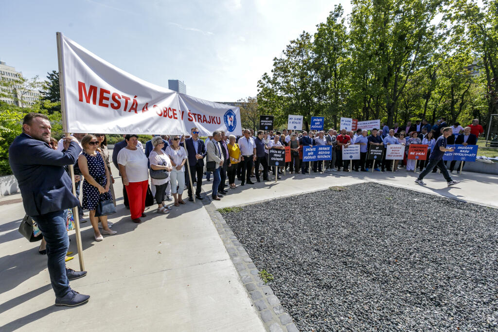 Snímka z protestu Združenia miest a obcí Slovenska (ZMOS) pred Úradom vlády SR v Bratislave 8. septembra 2022. FOTO TASR - Dano Veselský