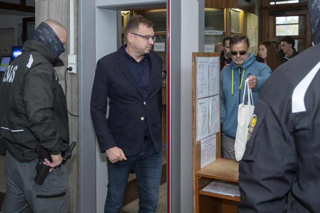 Dušan Dědeček, ktorých spôsobil dopravnou nehodou na Zochovej ulici v Bratislave smrť 5 ľudí sa opätovne postavil pred sú, ktorý rozhoduje o jeho vzatí do väzby. Na snímke s advokátom Jiřím Kučerom.