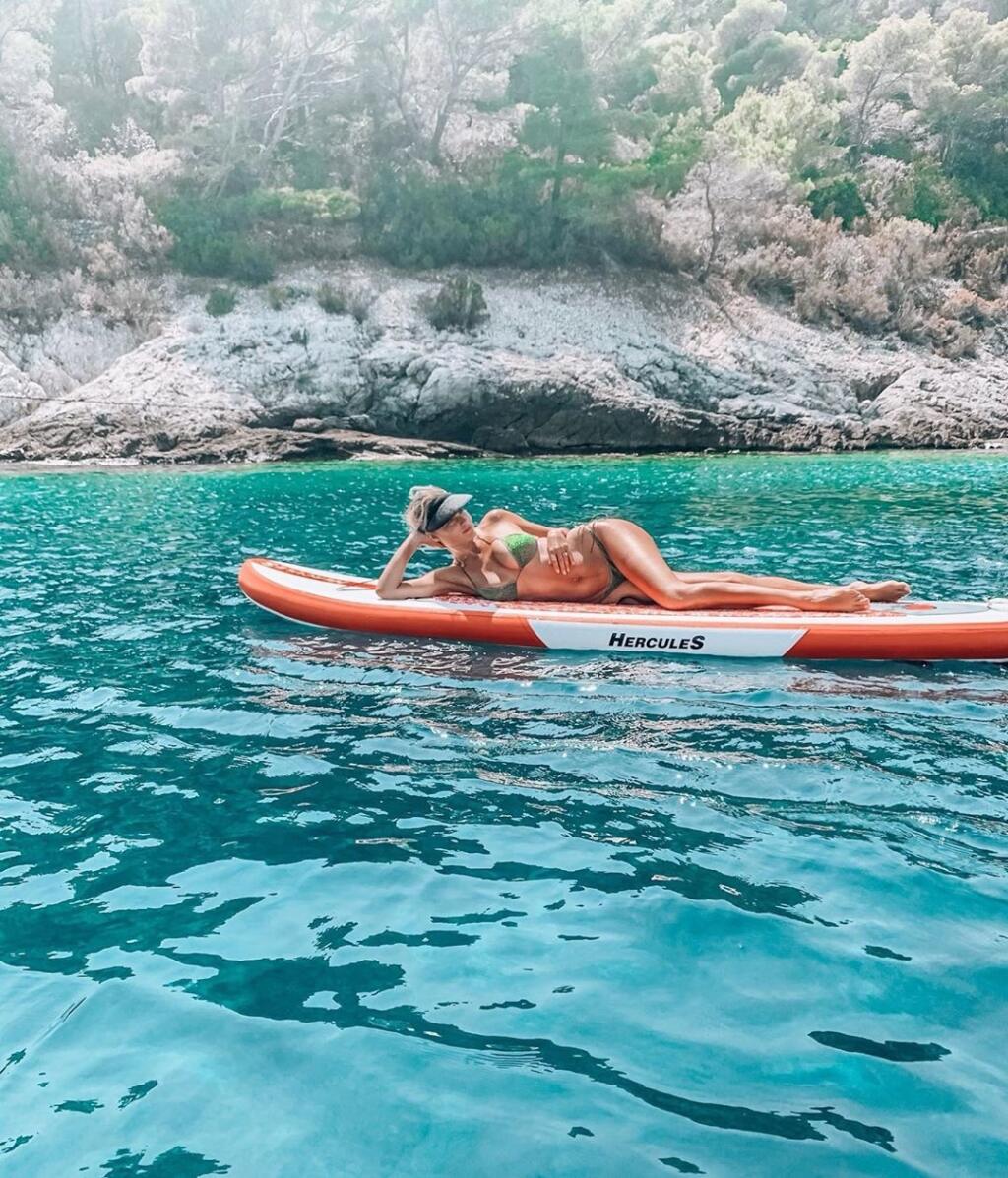 Spokojní manželia Gáboríkovci si užili dovolenku v Chorvátsku na krásnej jachte. Ivana ukázala len tri mesiace po pôrode dcérky Belly v plavkách sexi postavu, ktorou mnohým vyrazila dych.