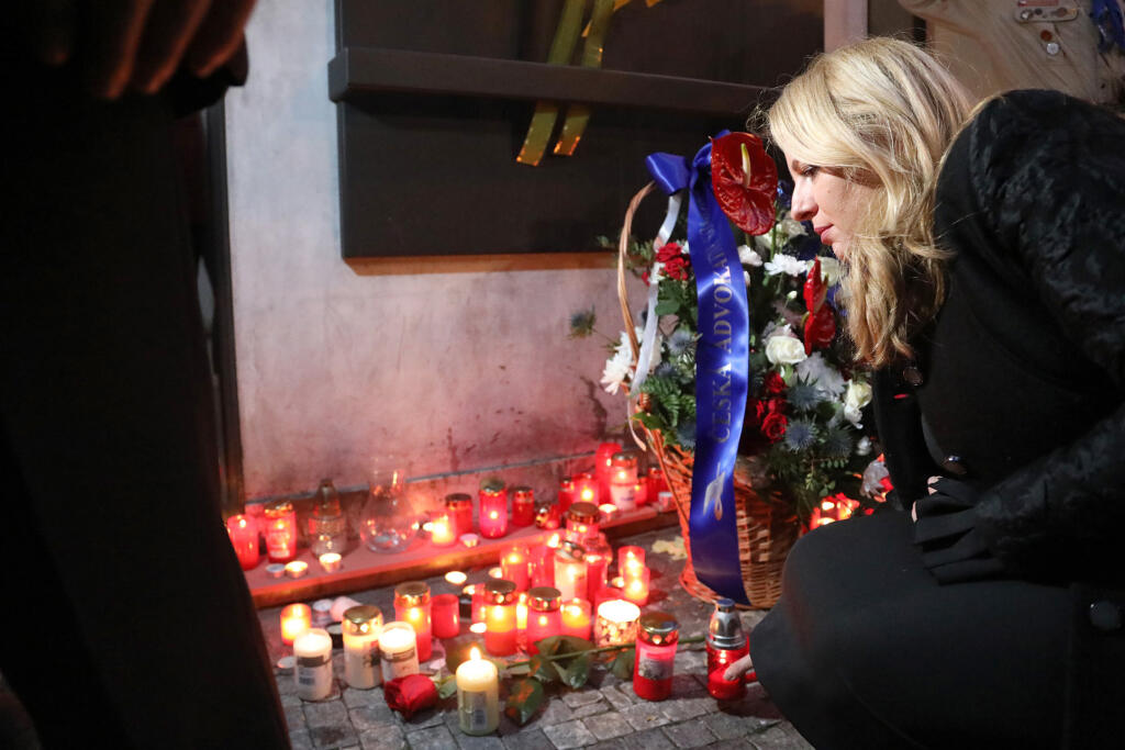 Slovenská prezidentka Zuzana Čaputová počas návštevy Prahy položila kvety k pamätníku na Národnej triede pri príležitosti stredajšieho (17. 11.) štátneho sviatku, 16. novembra 2021 v Prahe. FOTO TASR - Marián Garaj/Kancelária prezidenta SR