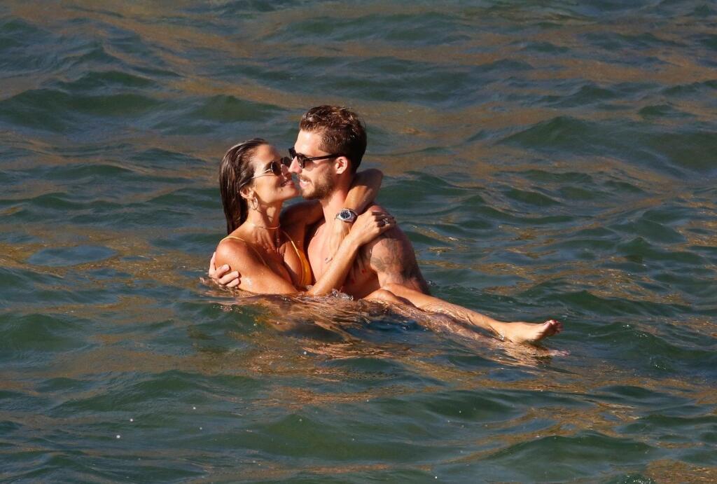 Izabel a Kevin majú na dovolenke oči len pre seba.