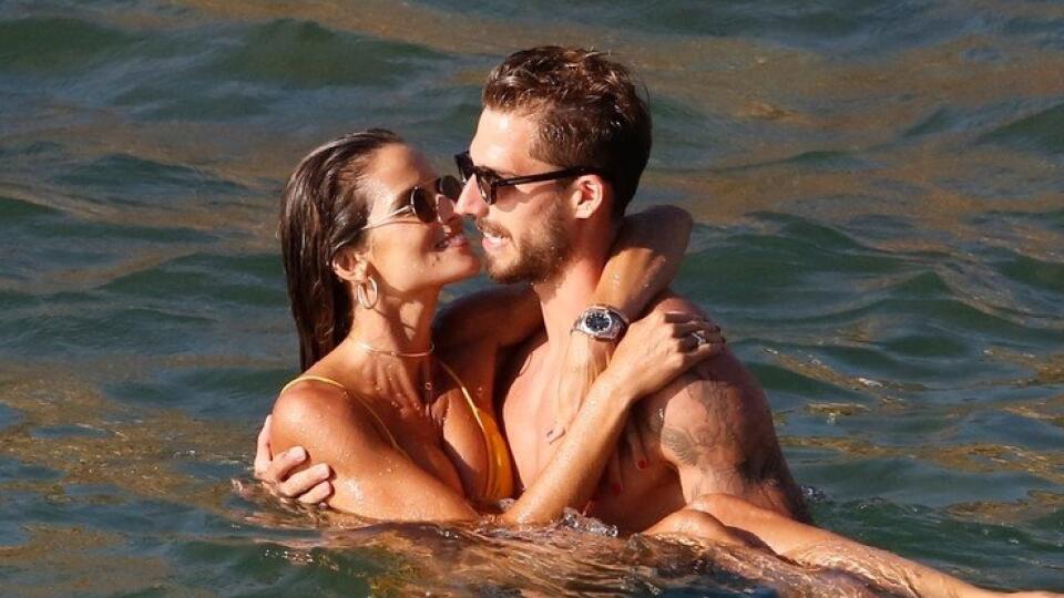 Izabel a Kevin majú na dovolenke oči len pre seba.