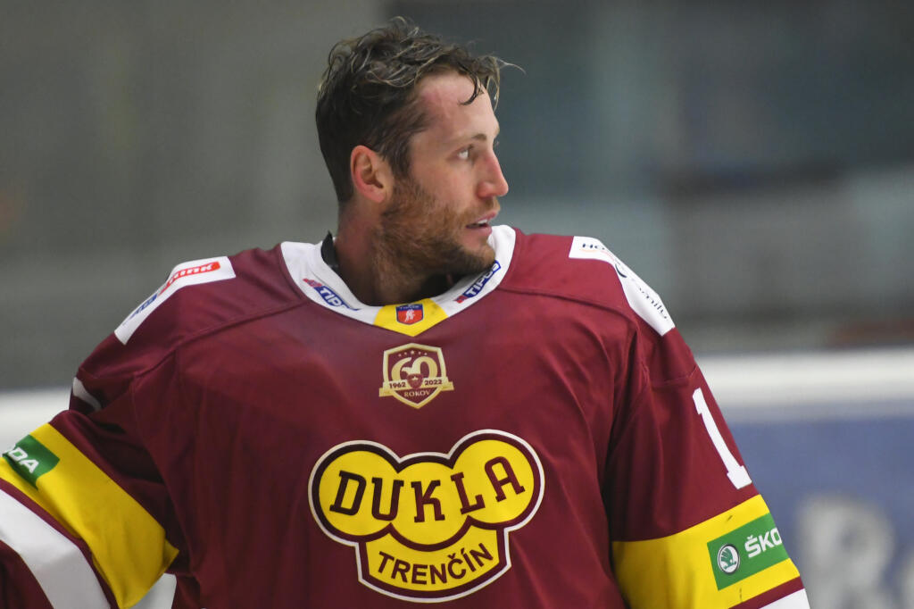 Na snímke brankár HK Dukla Trenčín Connor Lacouvee v 6. kole hokejovej Tipos extraligy HC Košice - HK Dukla Trenčín 2. októbra 2022 v Košiciach. FOTO TASR – Milan Kapusta