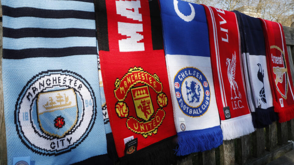 WA 33 Londýn - Šály futbalovových klubov - zľava Manchestru City, Mnachestru United, Chelsea Londýn, Liverpoolu, Tottenhamu Hotspur a Arsenalu Londýn -, ktoré majú byť súčasťou novej európskej Superligy, fotia v Londýne v pondelok 19. apríla 2021. Fanúšikovia šiestich anglických futbalových klubov, zakladajúcich členov novej európskej Superligy, sa ostro vyhradili voči novému projektu. K odmietnutiu priaznivcov FC Liverpool a Chelsea Londýn sa pridali aj skupiny podporujúce Arsenal Londýn, Manch