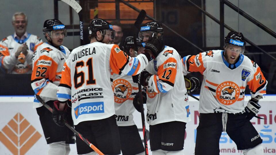 Hokejisti HK Dukla Ingema Michalovce vstúpili famózne do najvyššej súťaže. Liptovský Mikuláš vo svojej premiére rozdrvili 5:1.