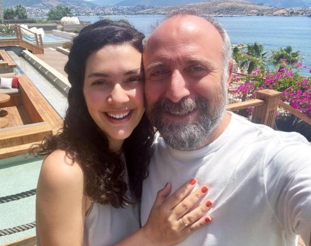 Herecký a manželský pár Bergüzar Korel a Halit Ergenç, ktorých Slováci poznajú z televíznych obrazoviek ako Šeherezádu a Onura z romantického seriálu Tisíc a jedna noc, sa len v apríli s fanúšikmi podelili o radostnú novinu, že čoskoro sa ich rodinka rozrastie o tretie dieťa.