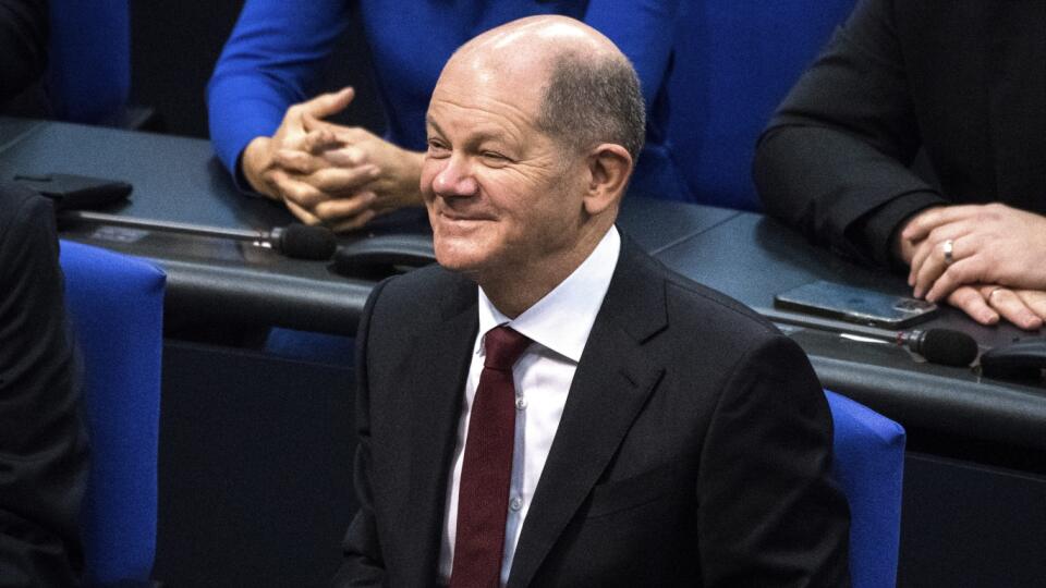 KK29 Berlín - Na snímke Olaf Scholz reaguje po jeho zvolení za nového kancelára na zasadnutí nemeckého spolkového snemu (Bundestag) 8. decembra 2021 v Berlíne. Za nového nemeckého kancelára zvolili poslanci Spolkového snemu (Bundestagu) v stredu Olafa Scholza zo Sociálnodemokratickej strany Nemecka (SPD), ktorý z celkových 707 odovzdaných hlasov získal 395. FOTO TASR/AP
Olaf Scholz of the Social Democrats reacts after he was elected new German Chancellor in the German Parliament Bundestag in Ber