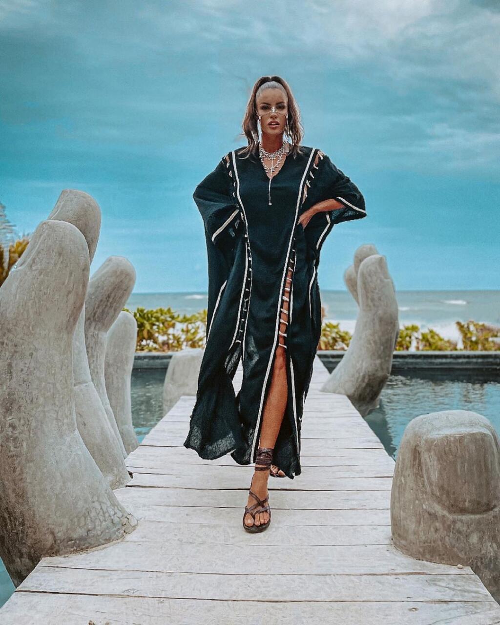 Dokazuje, že stále vie pritvrdiť a pohrať sa s fantáziou svojich followerov. Lucia Javorčeková opäť dráždi šteklivými zábermi, na kompletne nahom tele budí pozornosť najmä jej odhalený rozkrok.