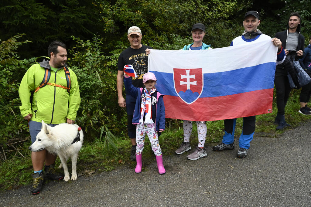 Na snímke diváci povzbudzujú popri trati na vrchárskej prémii v Manínskej tiesňave počas 193,2 km dlhej 3. etapy 65. ročníka Okolo Slovenska z Dolného Kubína do Považskej Bystrice v sobotu 18. septembra 2021.