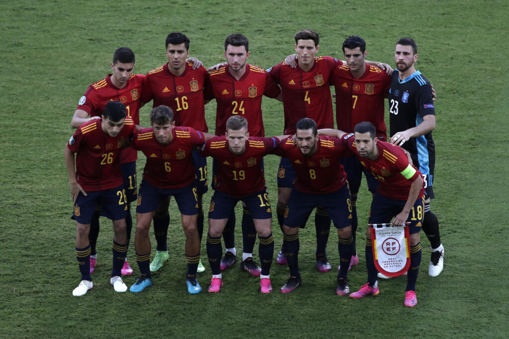 EBE 35 Sevilla - Na snímke hráči Španielska pózujú pre spoločnú fotografiu pred zápasom E-skupiny na majstrovstvách Európy vo futbale Španielsko - Švédsko v španielskej Seville 14. júna 2021. FOTO TASR/AP
Players of Spain pose for a team photo before the Euro 2020 soccer championship group E soccer match between Spain and Sweden, at La Cartuja stadium in Seville, Spain, Monday, June 14, 2021. (Julio Munoz/Pool via AP)
