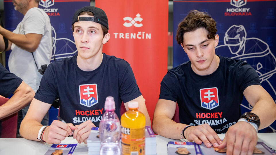 Samuel Honzek s Daliborom Dvorským počas nedávnej autogramiády našich talentov.