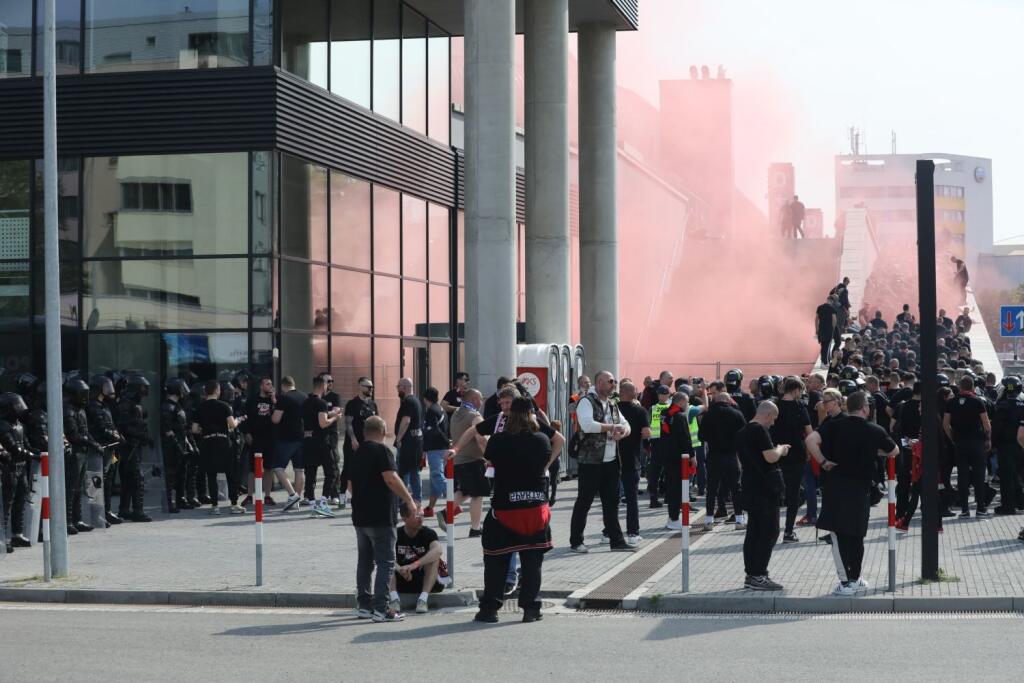 Finále Slovnaft Cupu medzi Slovanom Bratislava a Spartakom Trnava sprevádzali prísne opatrenia. Takto to vyzeralo v uliciach hlavného mesta pred príchodom fanúšikov Spartaka.