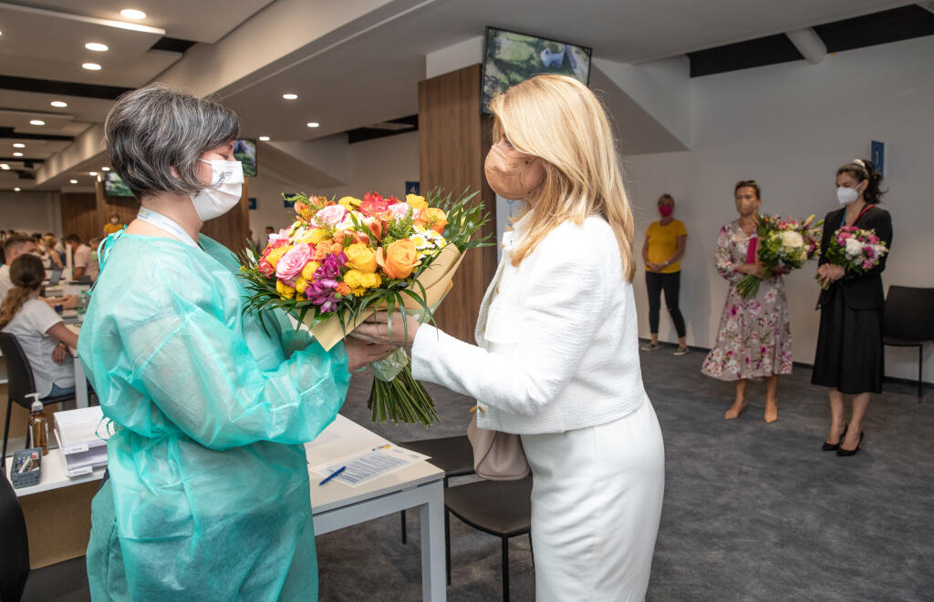 Na snímke je Zuzana Čaputová prezidentka Slovenskej republiky pri odovzdávaní kytíc vo vakcinačnom centre v Bratislave.