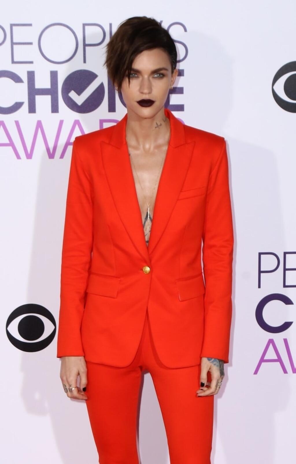 Ruby Rose bola verná svojmu menu, jej červený kostým vypaľuje zrak.
