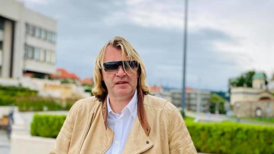 Spevák Braňo Mojsej pred parlamentom: Všetkých, ktorý doňho vstúpia by námatkovo testoval na alkohol a drogy.