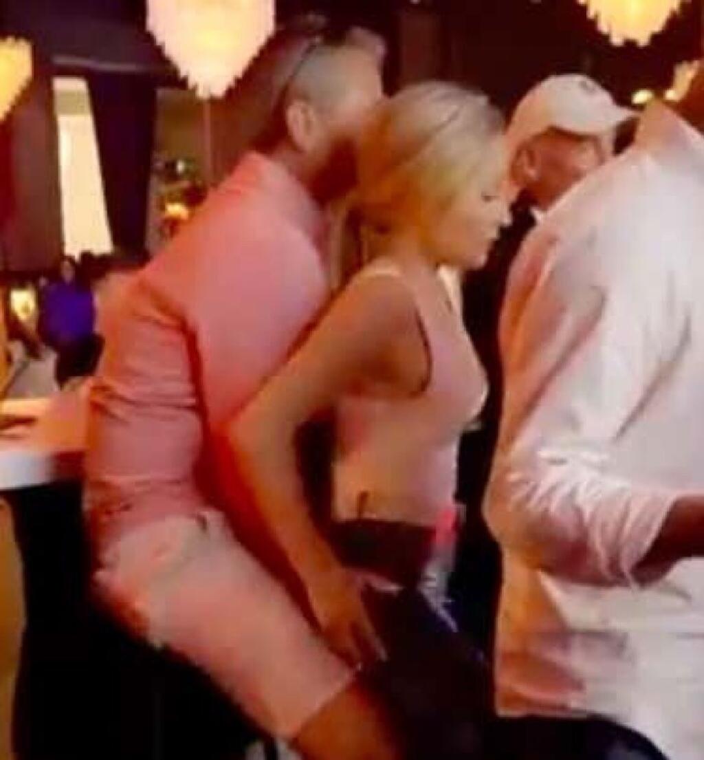 Po prehre si tréner Jacksonvillu Meyer zašiel do baru v Columbuse. Video odtiaľ uniklo na sociálne siete, spoločnosť trénerovi robila blondína, ktorá mu tancovala okolo rozkroku.