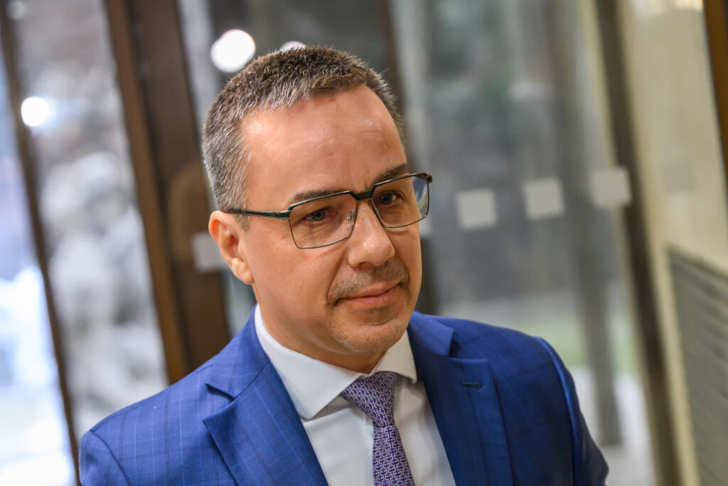 Na snímke minister práce, sociálnych vecí a rodiny SR Erik Tomáš (Hlas-SD) prichádza na 73. schôdzu vlády SR v Bratislave 12. februára 2025. FOTO TASR - Jaroslav Novák